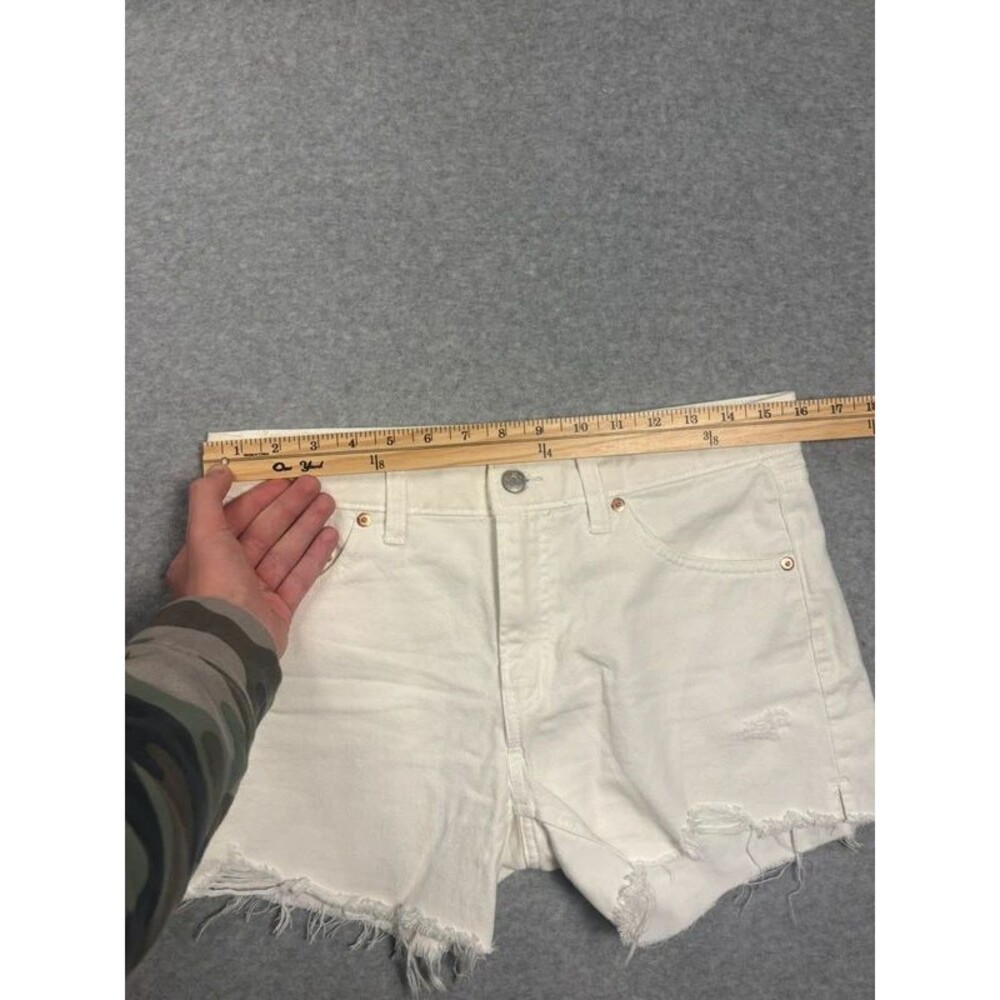 GAP White Distressed Low Rise Stride Shorts - Size 26 / 2R - Picture 7 of 8